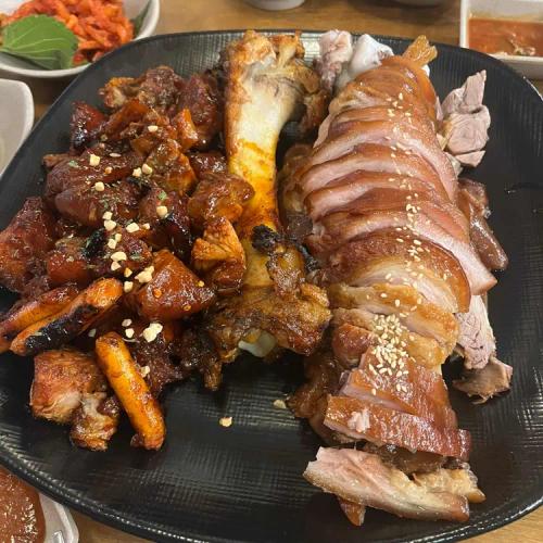 저는 맛있으면 짖는 개입니다.. 아르르르.... 왈왈왈!!! 아우우우우!!! 왕왕!!! 왈왈!!! 멍! 멍멍!!! 멍멍멍!!!!
