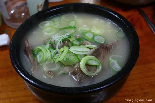 저는 맛있으면 짖는 개입니다.. 아르르르.... 왈왈왈!!! 아우우우우!!! 왕왕!!! 왈왈!!! 멍! 멍멍!!! 멍멍멍!!!!