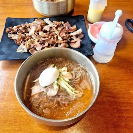 저는 맛있으면 짖는 개입니다.. 아르르르.... 왈왈왈!!! 아우우우우!!! 왕왕!!! 왈왈!!! 멍! 멍멍!!! 멍멍멍!!!!